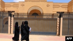 Women walk past the Iranian embassy Riyadh (file photo).