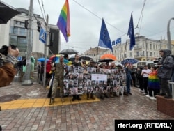 Нa Мaрші рівності 2024-го в Києві aктивісти тримaли фото ЛГБТК+ військових, які зaгинули боронячи Укрaїну