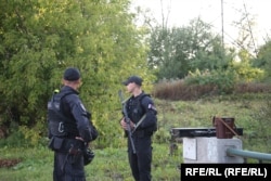 Сотрудники полиции с антидроновым ружьем на Пороховском кладбище в день похорон основателя ЧВК "Вагнер" Евгения Пригожина