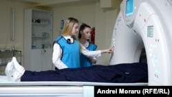 Medicii vor efectua o tomografie computerizată (CT) pentru a determina tipul, locația și cauza unui accident vascular cerebral, pentru a a începe tratamentul corect. 