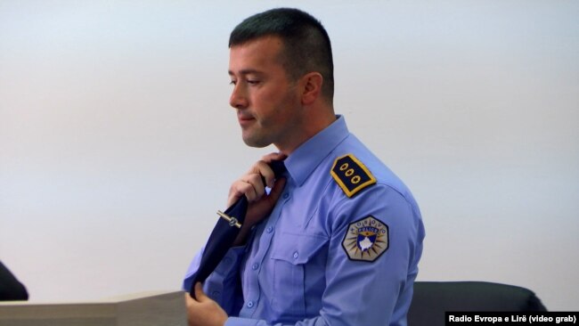 Aleksandar Filipoviq duke hequr uniformën e Policisë së Kosovës në fund të vitit të kaluar.