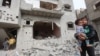 Deca na mestu izraelskog napada na kuću u Kan Junisu na jugu Pojasa Gaze, 29. mart 2024.