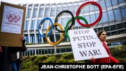 Протест пред централата на МОК в Лозана, Швейцария, с искане да се попречи на спортистите от Русия и Беларус да участват в Олимпийските игри през 2024 г. заради войната срещу Украйна. 25 март, 2023 г.