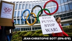 Protesters outside the IOC's headquarters in Lausanne demand the exclusion of Russian athletes from next summer's Olympic Games in Paris. (file photo)