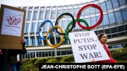 Protesters outside the International Olympic Committee's offices in Lausanne, Switzerland, call for Russia and Belarus to be banned from participating in the 2024 Olympics in Paris because of Moscow's war against Ukraine. (file photo)