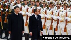 Си Дзинпин и Еманюел Макрон по време на посещение на френския президент в Китай през 2019 г.