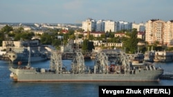 Спасательное судно «Коммуна» в Севастопольской бухте, архивное фото