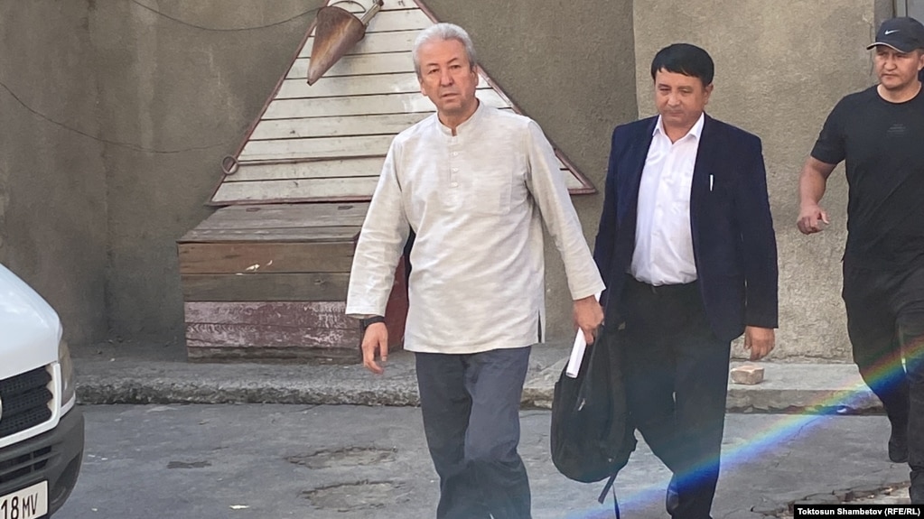 Адахана Мадумарова забирают из здания МВД на судебное заседание, Бишкек. 2 сентября 2023 г.