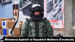 Republica Moldova a primit în ultimii ani de la Uniunea Europeană ajutoare militare non-letale de zeci de milioane de euro, ca acest costum de protecție pentru trupele de geniști. 