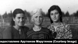 Арпеник (слева) с сестрой и матерью. 1952 год