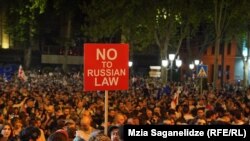 «Ні російському закону» – однен з гасел учасників протесту в Тбілісі, 30 квітня 2024 року