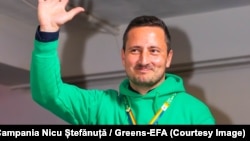 În campania pentru europarlamentare, Ștefănuță poartă un șnur cu steagul LGBTQ+.