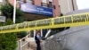 Policia e Kosovës mbyll një institucion financiar serb në Mitrovicë të Veriut. 20 maj 2024. 