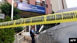 Policia e Kosovës mbyll një institucion financiar serb në Mitrovicë të Veriut. 20 maj 2024. 