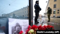 Руснаци поставиха цветя край мястото, където беше убит Татарски