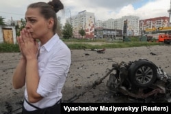Местная жительница эмоционально реагирует на очередной российский авиаудар в Харькове, 22 мая 2024 года