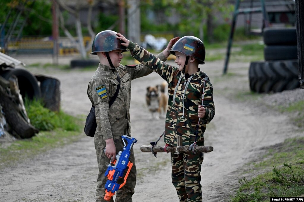 11 maggio 2023, Stoyanka, vicino a Kiev: due bambini giocano alla guerra.