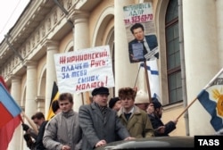 Лидер ЛДПР Владимир Жириновский (в центре) во время митинга на Манежной площади. 1992 год