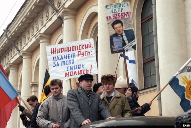 Лидер ЛДПР Владимир Жириновский (в центре) во время митинга на Манежной площади. 1992 год