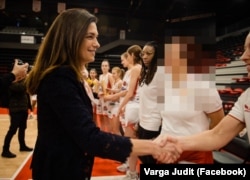 Varga Judit személyesen gratulál a DVTK Magyar Kupa-győztes női kosárlabdacsapatának 2022. február 25-én Miskolcon. Jobb oldalt előtérben Andrea. A nő arcát személyiségi jogainak védelmében felismerhetetlenné tettük