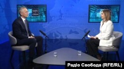 Генеральний секретар НАТО Єнс Столтенберґ і журналістка Радіо Свобода Зоряна Степаненко. Брюссель, 3 квітня 2023 року