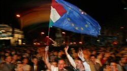 Magyar állampolgárok ünneplik az EU-csatlakozást a Hősök terén 2004. május 1-jén