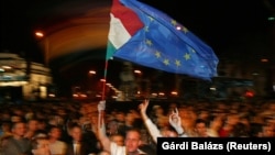 Ünneplő tömeg Budapesten 2004. május 1-jén
