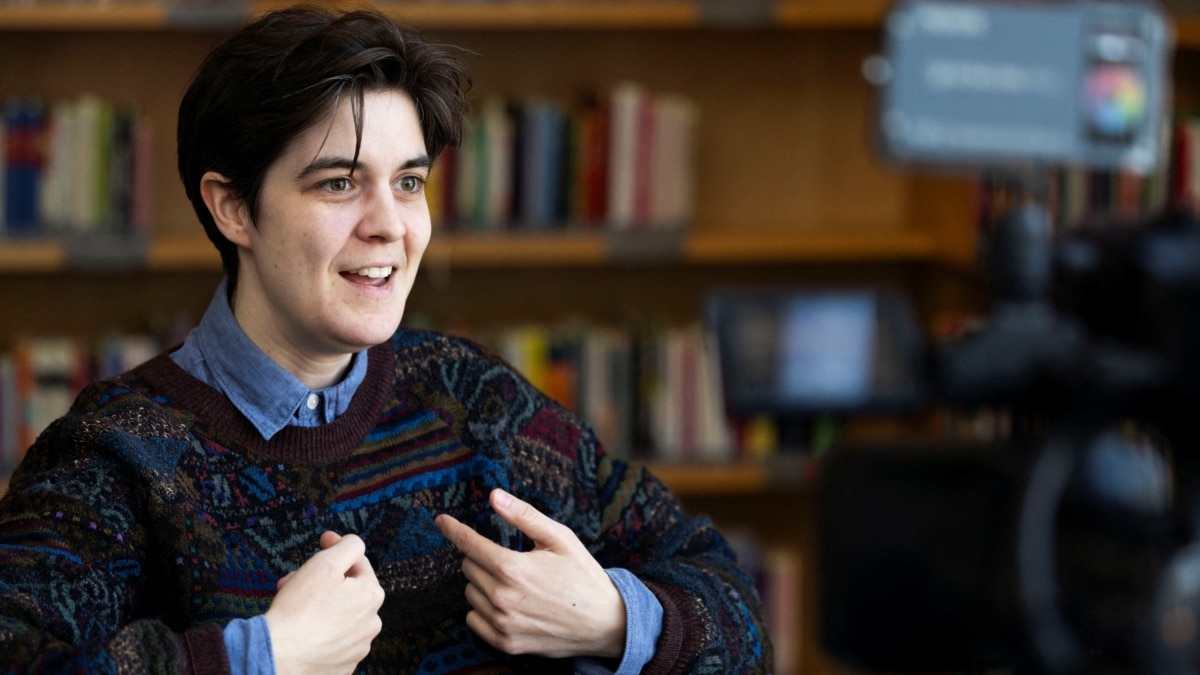 На 29 години тя става мултимилионер. На 31 раздава по-голямата