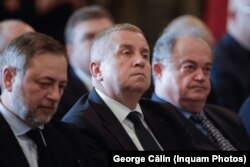 Liberalii Vasile Blaga (d), Daniel Buda (c) și Dan Motreanu (s) nu par foarte veseli de listele comune cu PSD.