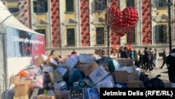 Zona për mbledhjen e ndihmave në Tiranë.