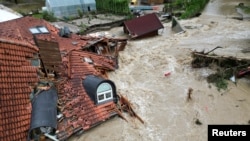 Pogled na zgradu oštećenu u poplavama, Prevalje, Slovenija, 6. avgust 2023.