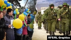 Участницы проукраинского мирного протеста в Крыму и российские военные. Фотоколлаж