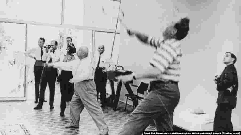 Именно во время отдыха на пицундской даче в октябре 1964 года Хрущев узнал, что в Кремле поставили вопрос о его немедленном смещении со всех постов. На фото &ndash; 1963-й год. Хрущев играет в бадминтон во время отдыха в Пицунде. У двери &ndash; посол США.