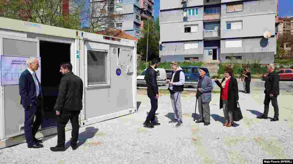 Dopisnici Radija Slobodna Evropa javljaju da građani glasaju samo u onim naseljima u kojima živi albanska zajednica. Glasanje u naselju Tri nebodera u Severnoj Mitrovici. &nbsp; 