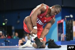  Михаин Лопес събува обувките си след края на последния дуел. 