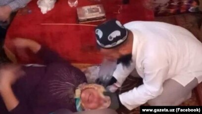 Олар есекке үлкен дилдо салды