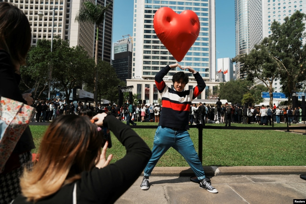 Vizitorët fotografohen me një zemër të madhe të quajtur &quot;Cubby Hearts&quot;, një instalacion nga stilistja Anya Hindmarch, në Ditën e Shën Valentinit në Hong Kong, Kinë, më 14 shkurt 2024.