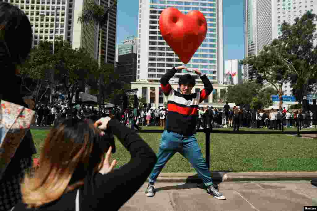 Posjetitelji poziraju s ogromnim srcem na napuhavanje pod nazivom &quot;Chubby Hearts&quot;, instalacijom dizajnerice Anye Hindmarch, na Valentinovo u Hong Kongu, Kina, 14.februara 2024.