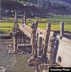 Фигуры, охраняющие мост. Западный Непал, Джумла. Фото предоставил Жан-Пьер Жиролами
