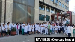 Zdravstveni kadar ispred Opšte bolnice u Nikšiću, nakon slučaja smrti bebe