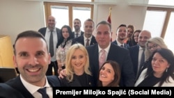 Zajednička fotografija premijera Milojka Spajića sa saradnicima pred održavanje Međuvladine konferencije u Briselu 26.juna