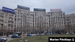 Numeroase intersecții din București și din marile orașe abundă în reclame și spli de jocuri de noroc.