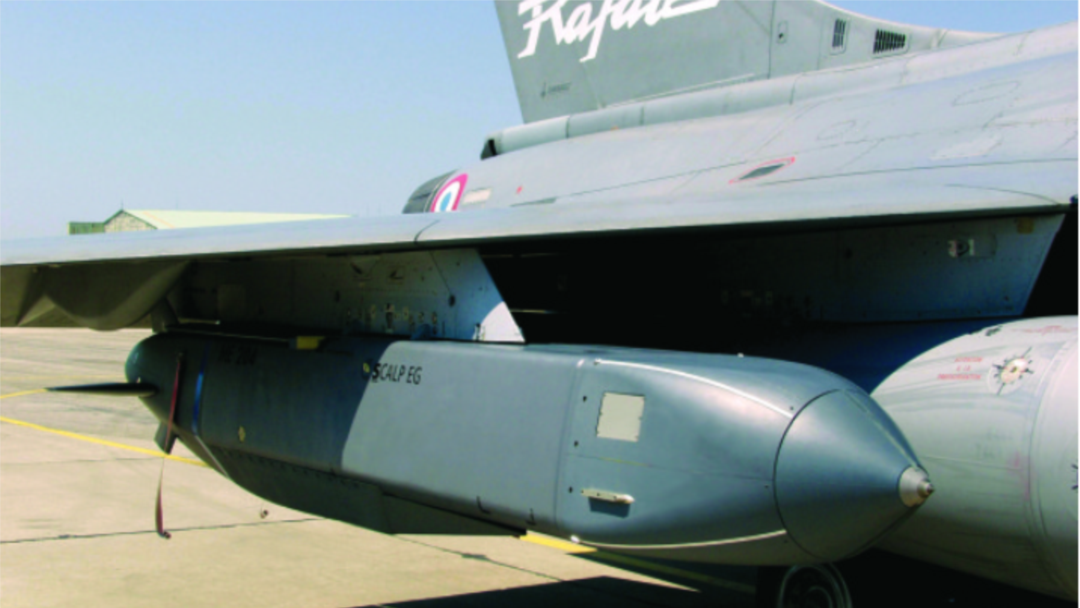 Үлкен мүшесі бар әдемі әйел