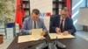 Kreu i SPAK-ut, Altin Dumani dhe ai i NCA-së, Graeme Biggar, duke nënshkruar memorandumin e bashkëpunimit. 