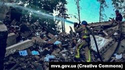 Пожежники в Сумах ліквідовують наслідки російського ракетного удару, 30 липня 2023 року