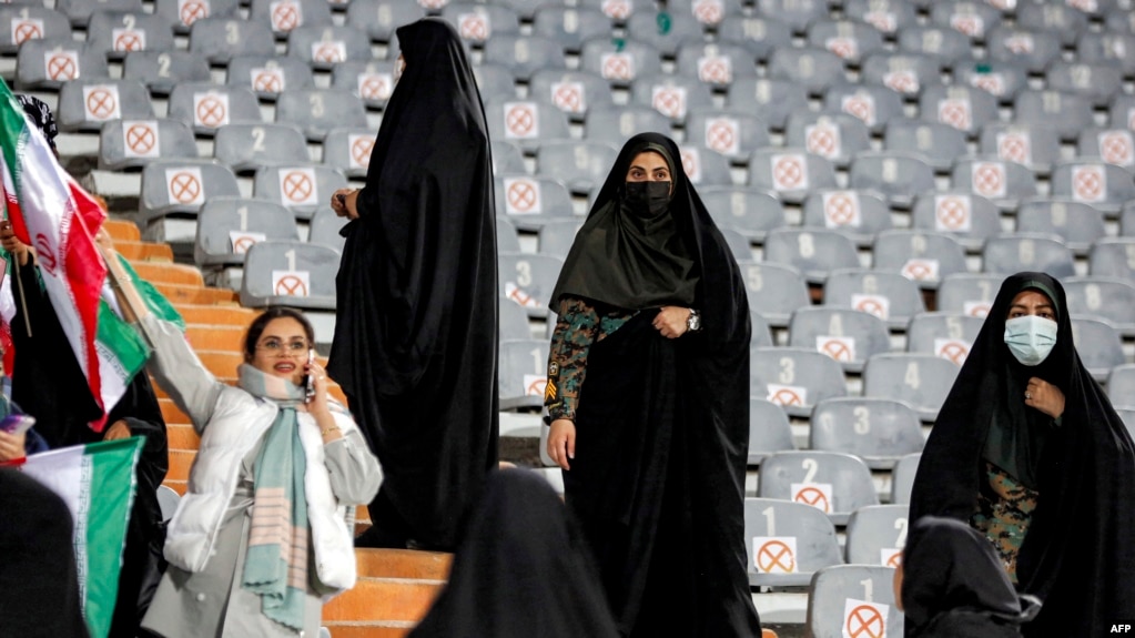 یکی از معدود دفعاتی که زنان به صورت گزینشی و زیر سایه کنترل شدید زنان پلیس اجازه حضور در ورزشگاه آزادی را پیدا کردند؛ بازی دوستانه ایران و روسیه