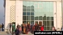 Diňle: Ene-atalar: Daşary ýurtlardaky çagalarymyzyň okuw tölegini geçirmek üçin $3400-e çenli para bermäge razy bolýarys