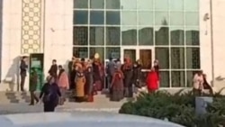 Türkmenistandaky banklaryň biriniň öňünde duran ýaşaýjylar (Arhiwden alnan illýustrasiýa suraty)