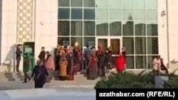 Türkmenistandaky banklaryň biriniň öňünde duran ýaşaýjylar (Arhiwden alnan illýustrasiýa suraty)