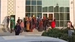 Diňle: Lebapda bankomatlardaky nagt ýetmezçiliginiň fonunda dermanhanalaryň ençemesinde nagt däl tölegler kabul edilmeýär